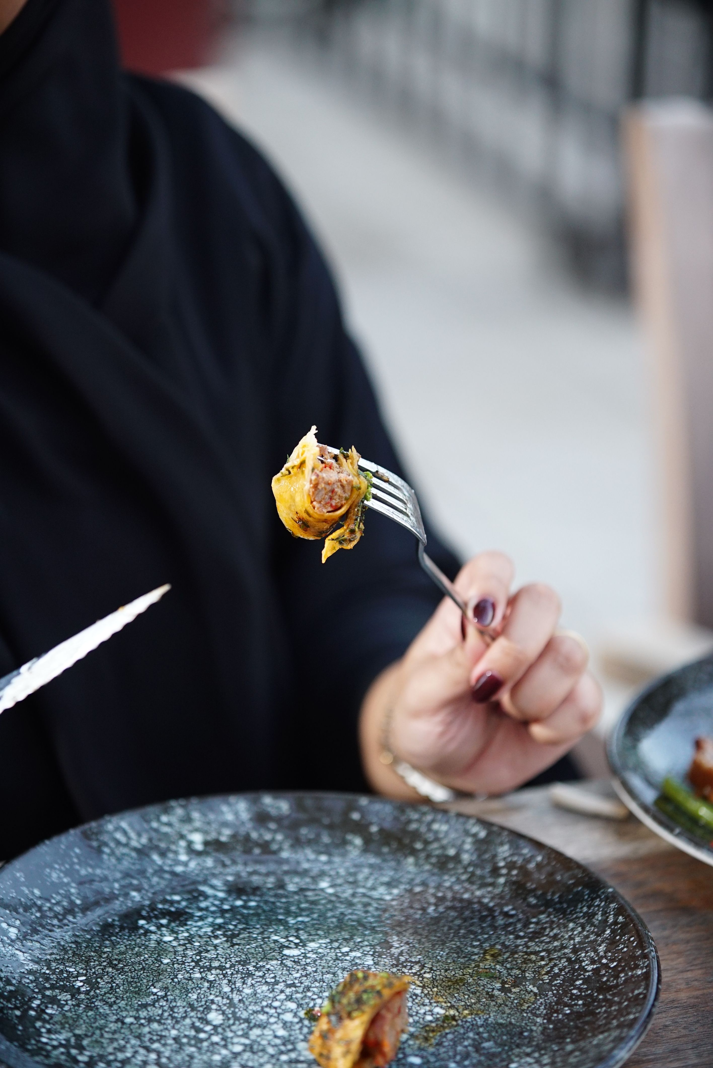 Ücretsiz Açık hava restoranında gurme makarnanın tadını çıkaran bir kişinin yakın çekim görüntüsü. Stok Fotoğraflar