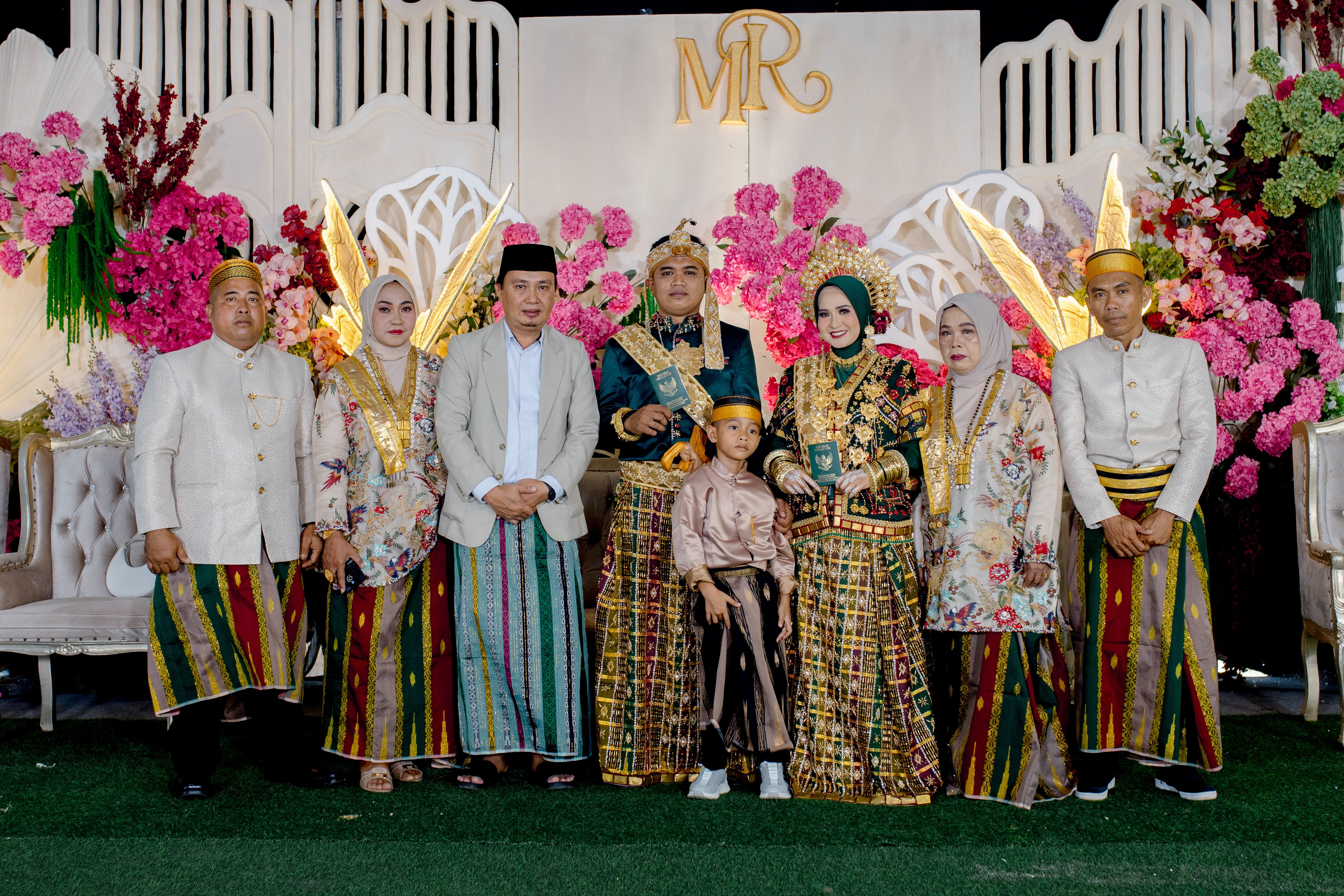 免費 在印尼肯達裡，一場充滿活力的傳統婚禮儀式正在進行，參與者穿著華麗的服飾。 圖庫相片