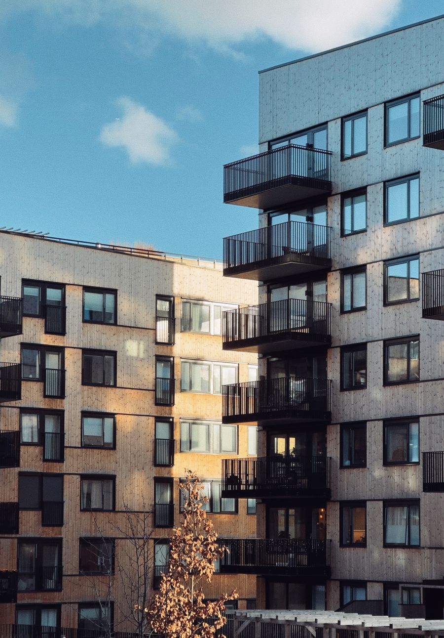 Moderne boligblokker i sollys