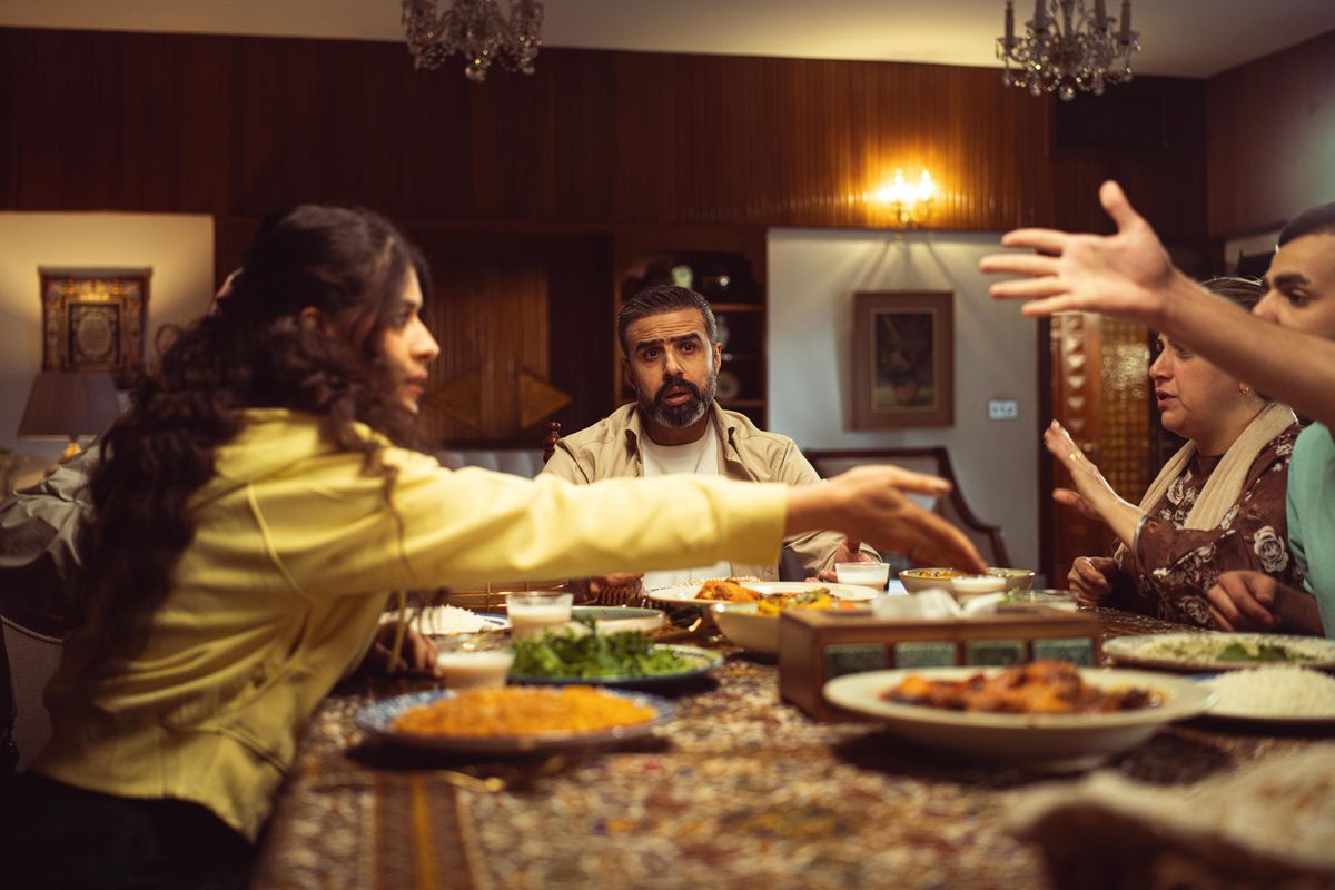 Gespräch am Esstisch in warmer Atmosphäre, Kommunikation in der Gastfamilie beim Auslandsjahr