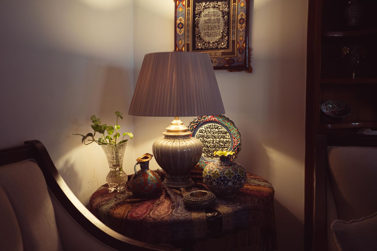What Defines Classic British Lounge Decor?