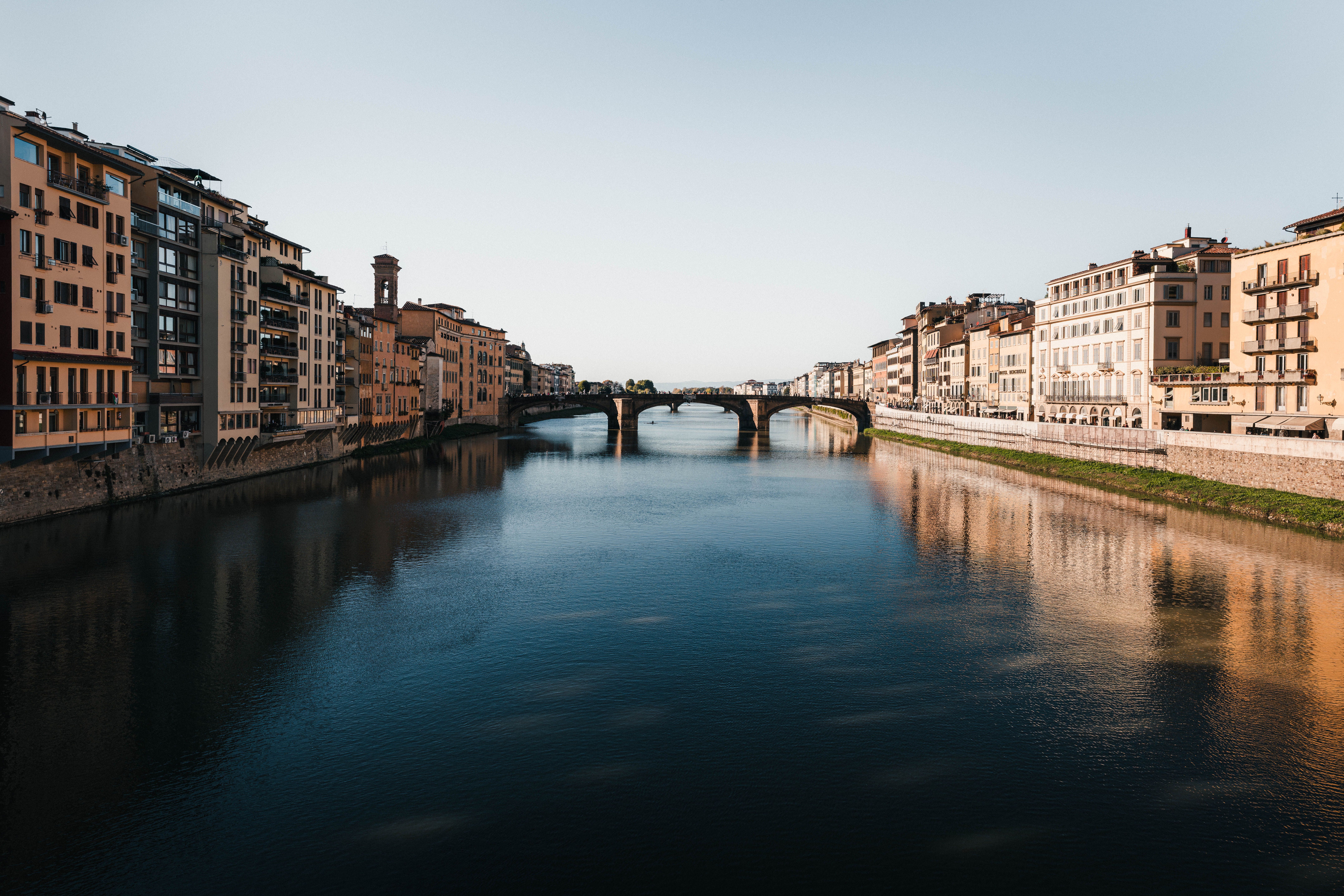 Gratuit Captură uimitoare a râului Arno cu arhitectura emblematică a Florenței și podul, într-o zi senină. Fotografie de stoc