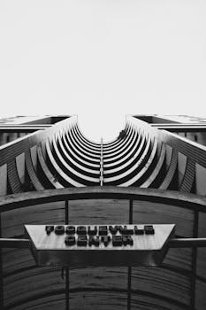 托克维尔中心现代建筑的黑白照片令人惊叹