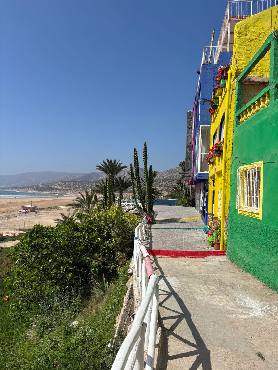 Façades colorées le long du front de mer d'Agadir
