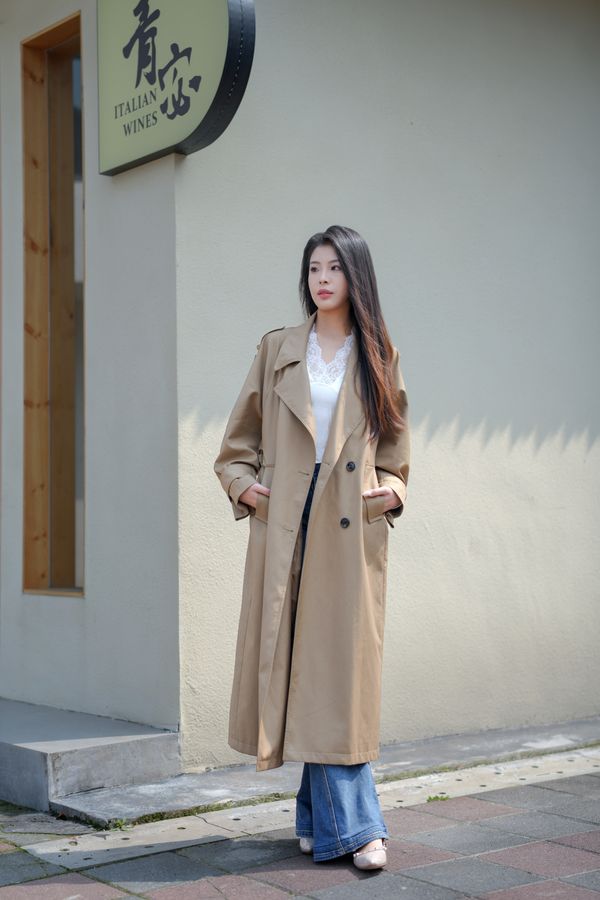 Woman in trench coat, chic street style