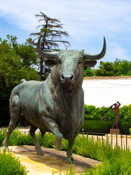 Free Majestic bronze bull statue in Ronda, Spain, under a clear sky. Stock Photo