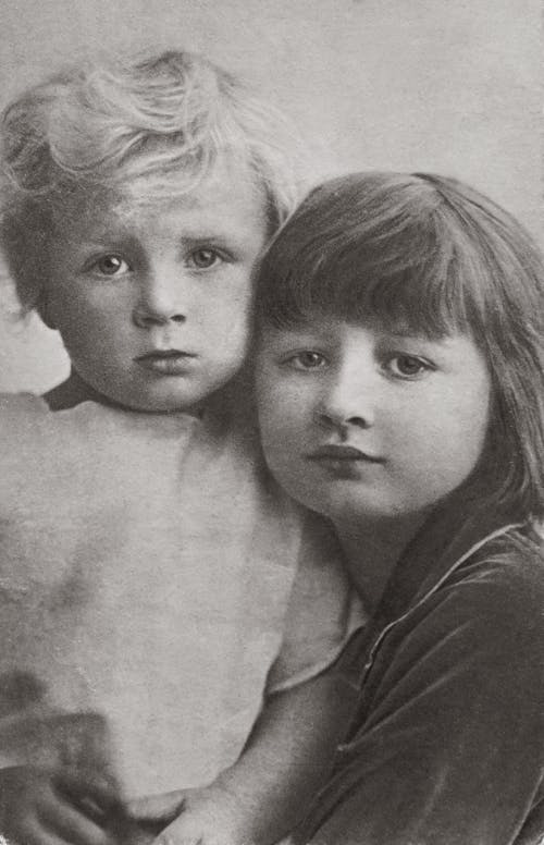 Graustufenfoto Von Zwei Kindern