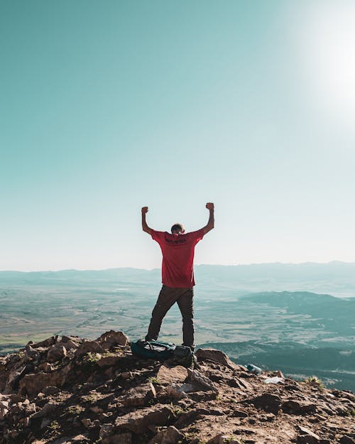 Homme En Chemise Rouge Debout Sur Rock Formation