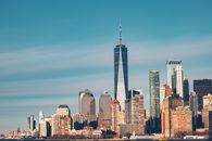 纽约市的天际线景色令人惊叹，其中包含了世贸中心一号楼和现代建筑