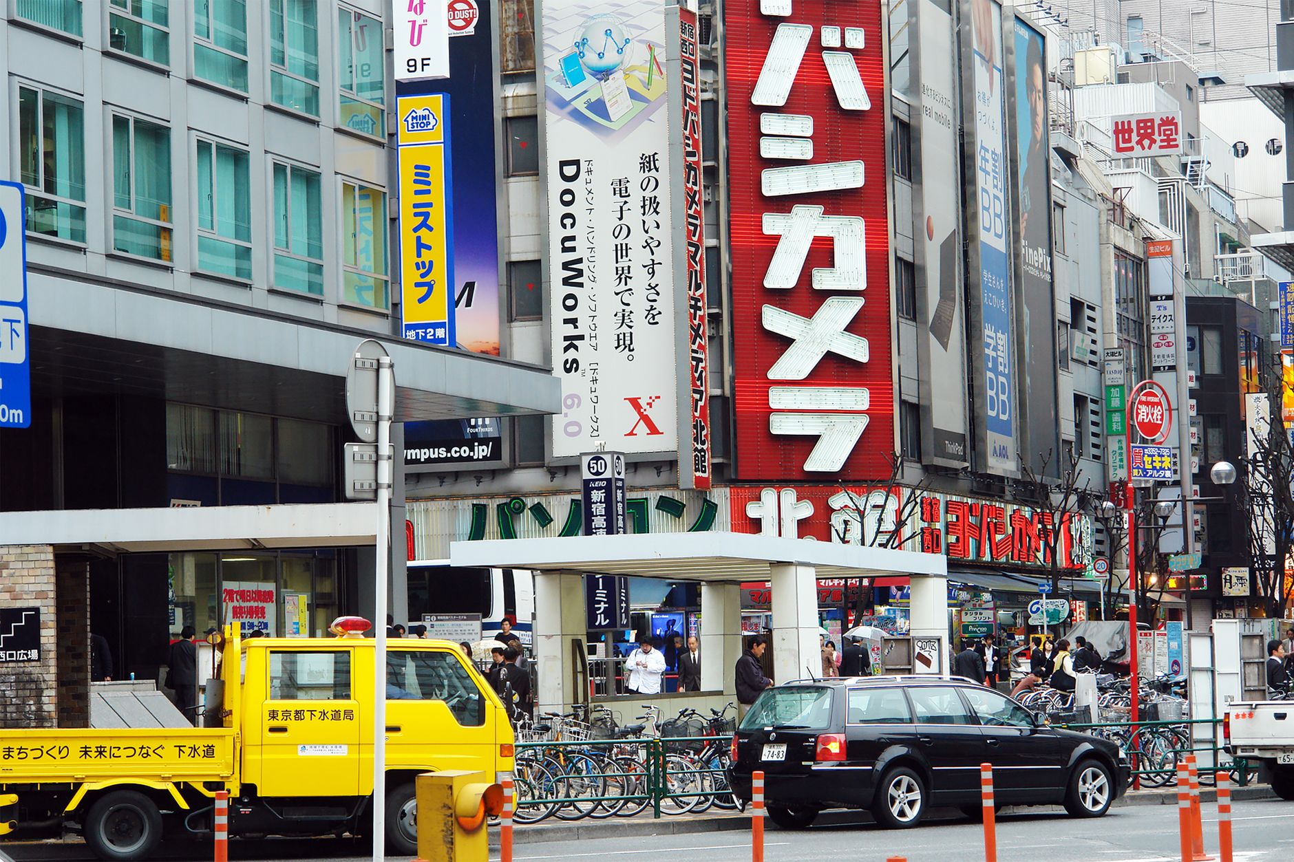 新宿で安く服を買うなら東口エリアが便利