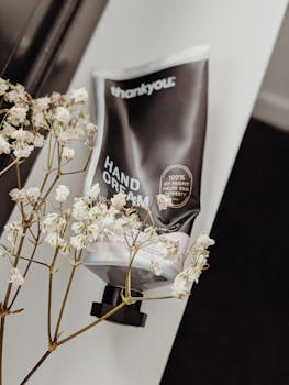 美观的干花洗手霜管，营造出宁静的护肤氛围