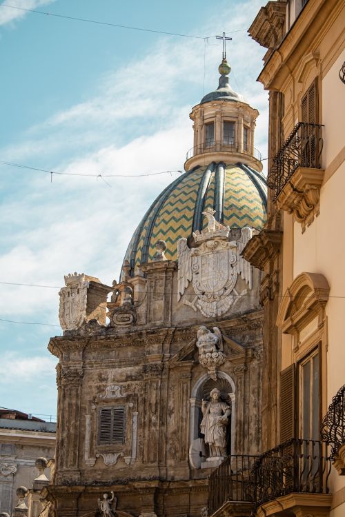Free Close-up of a historical building dome with intricate statues under a bright sky. Stock Photo