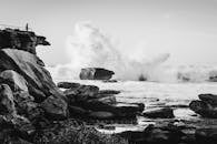 一张引人注目的单色图像捕捉到海浪撞击澳大利亚北邦迪的岩石