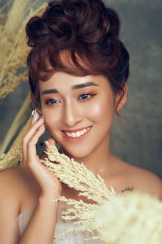 这幅迷人的女性肖像，以优雅的发型、灿烂的微笑和精致的妆容，突显了自然之美