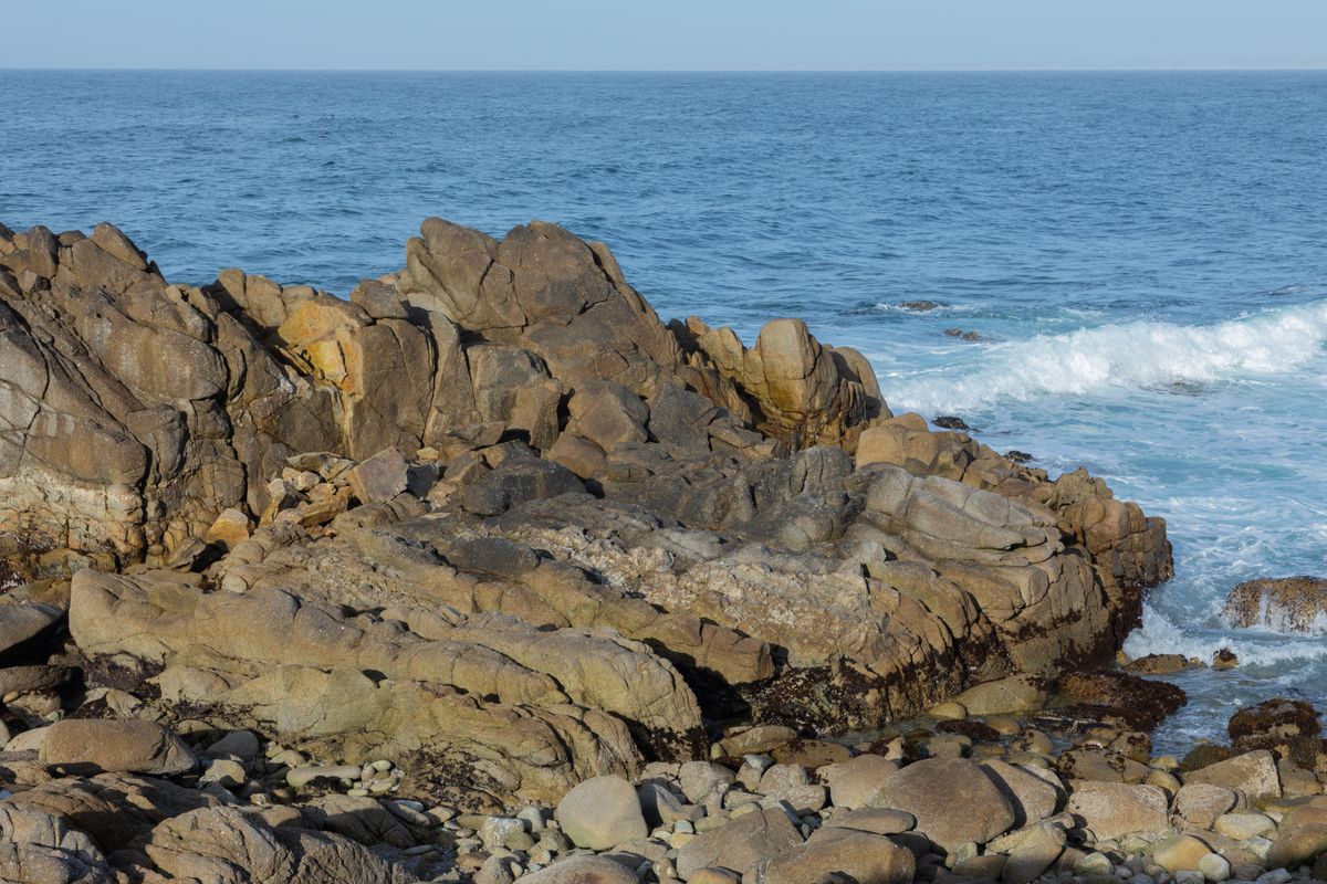 Costa rocosa con olas
