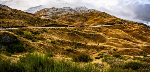 Gratis lagerfoto af bjerge, bjergvej, kroning rækkevidde