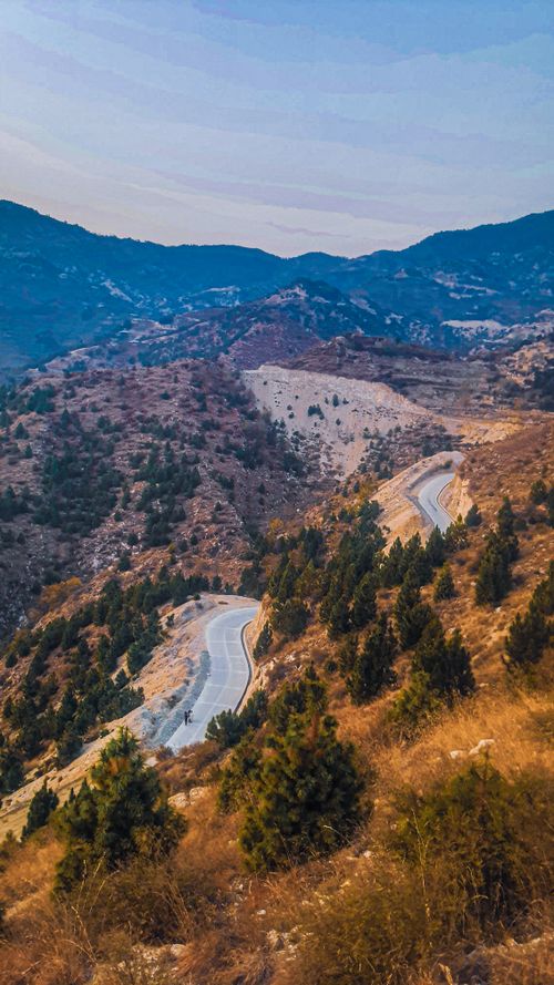 Free Winding road through mountainous landscape of Khyber Pakhtunkhwa, Pakistan with vibrant natural scenery. Stock Photo