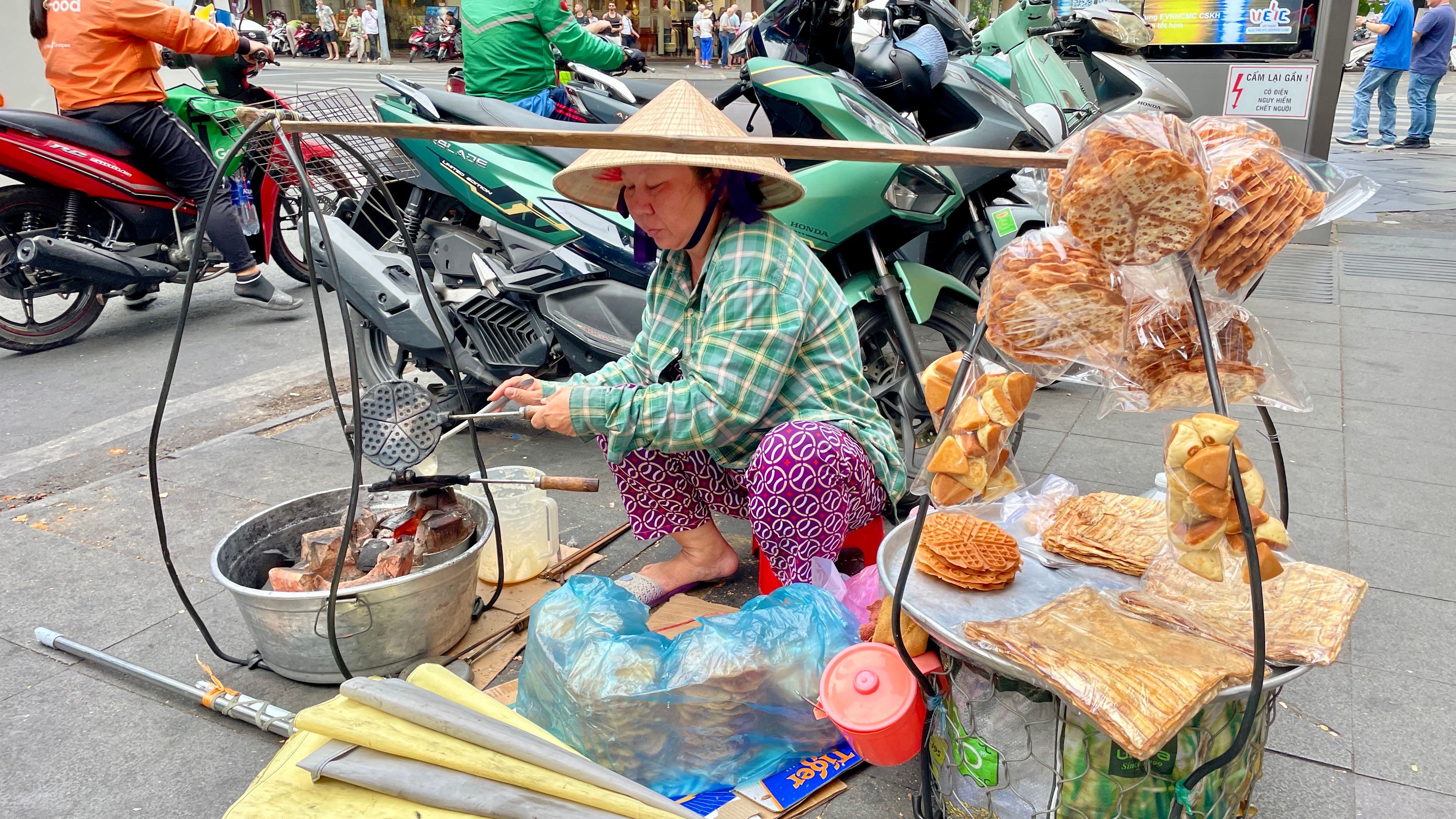 Thị trường FMCG Việt Nam 2026: Snack, đồ uống, bánh kẹo bùng nổ với những làn gió mới