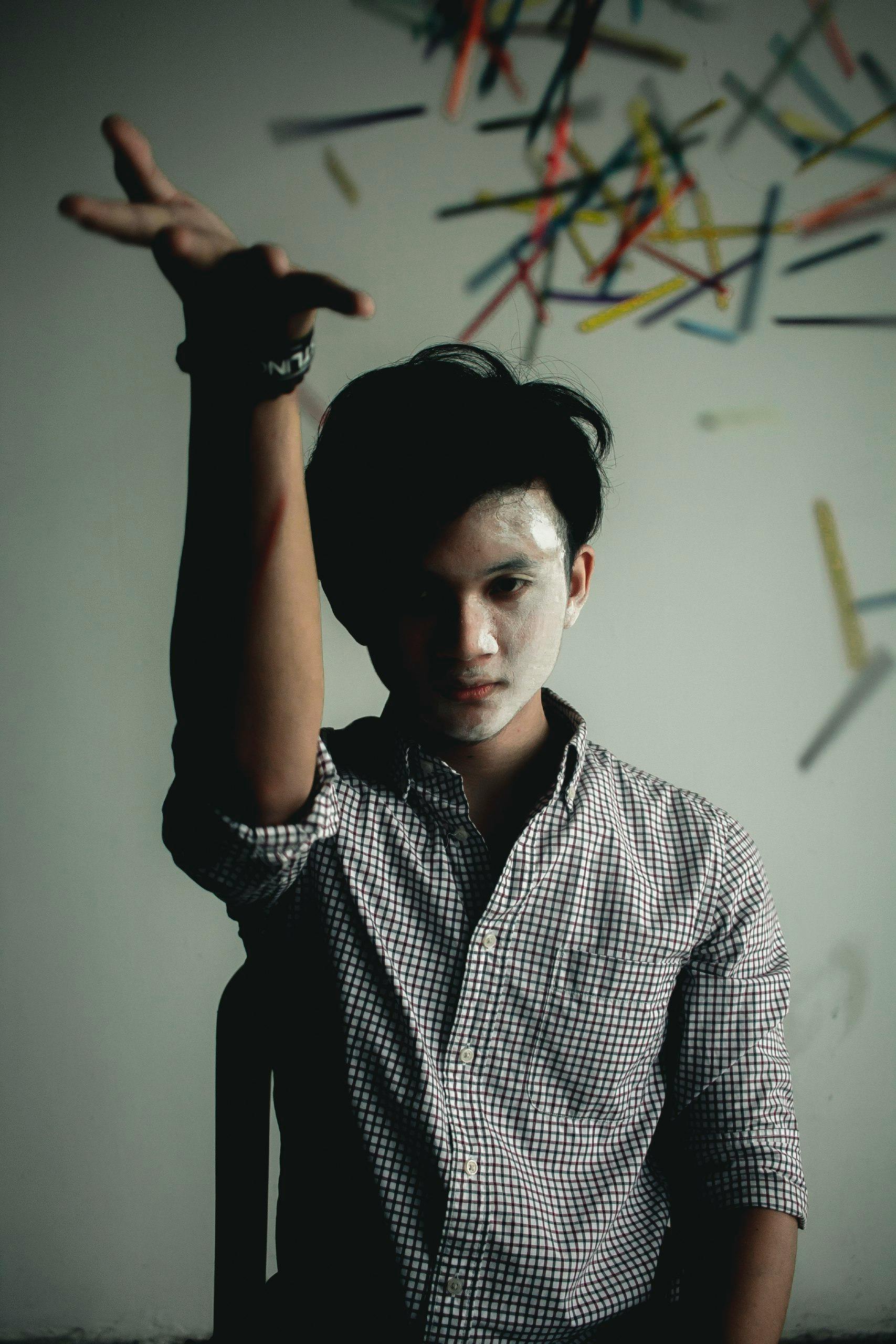 一幅喜怒无常的男子肖像，姿态富有艺术感