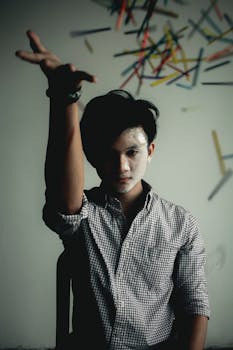 一幅喜怒无常的男子肖像，姿态富有艺术感