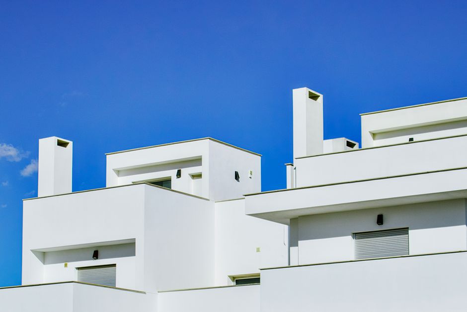 Elegantes edificios blancos con el cielo azul de fondo en Torrevieja, España.