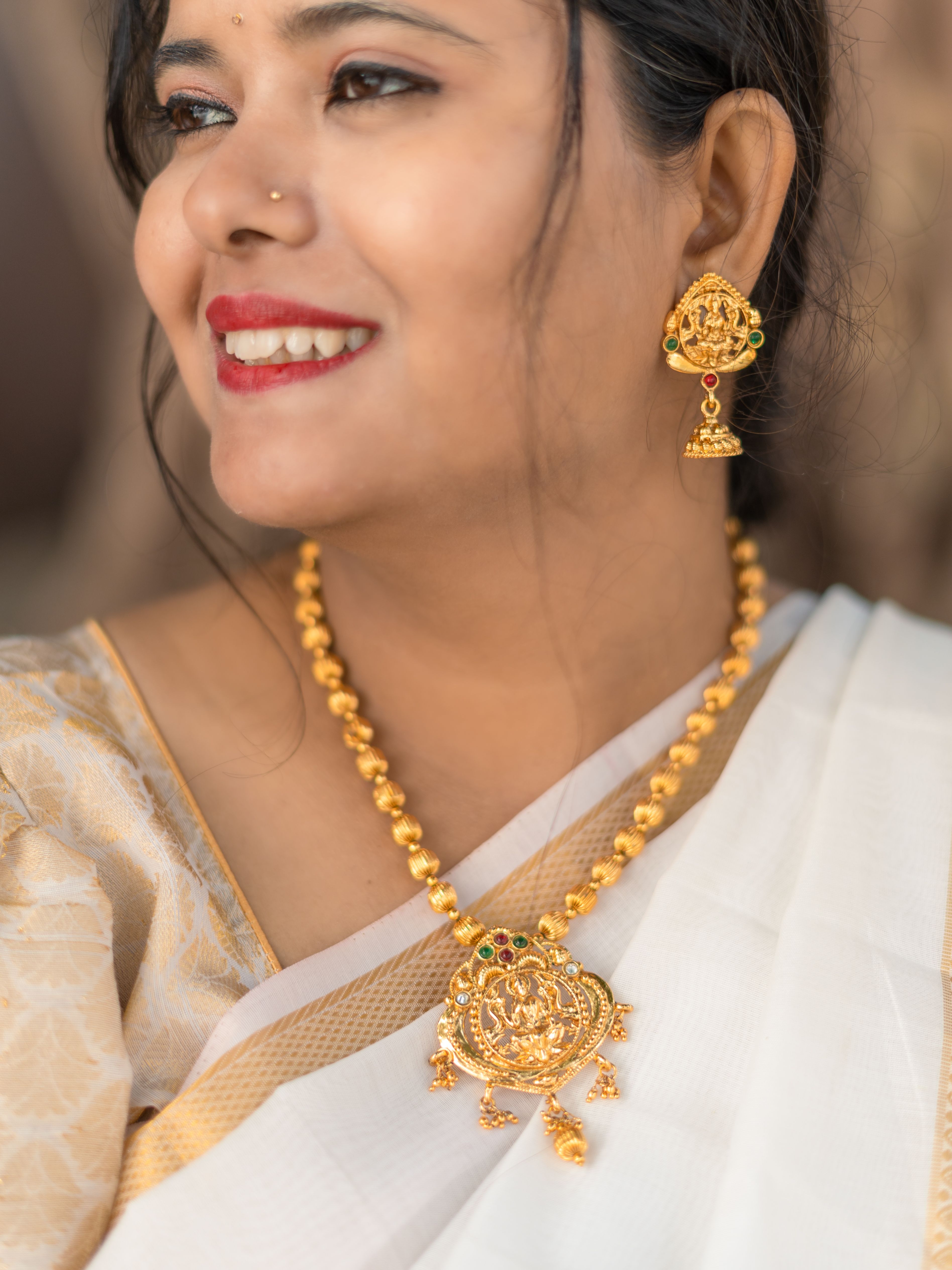 Elegant Indian Woman in Traditional Attire with Gold Jewelry · Free ...
