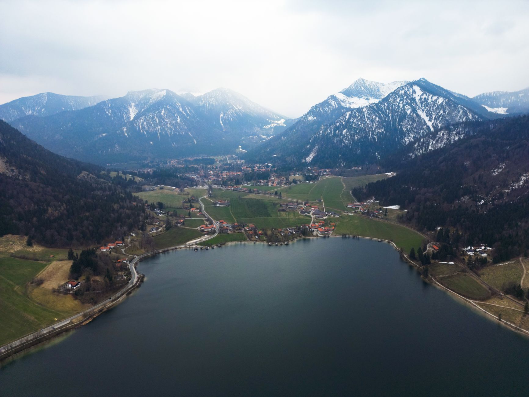 Majestätische Naturszene mit Frühling & Luftaufnahme