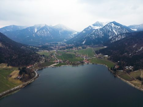 Majestätische Naturszene mit Frühling & Luftaufnahme