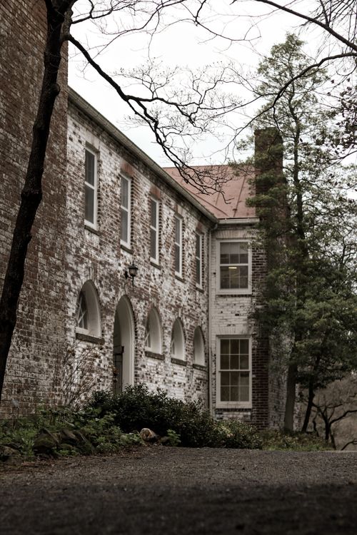 Free Atmospheric view of a historic brick building surrounded by trees in Boyce, Virginia, USA. Stock Photo