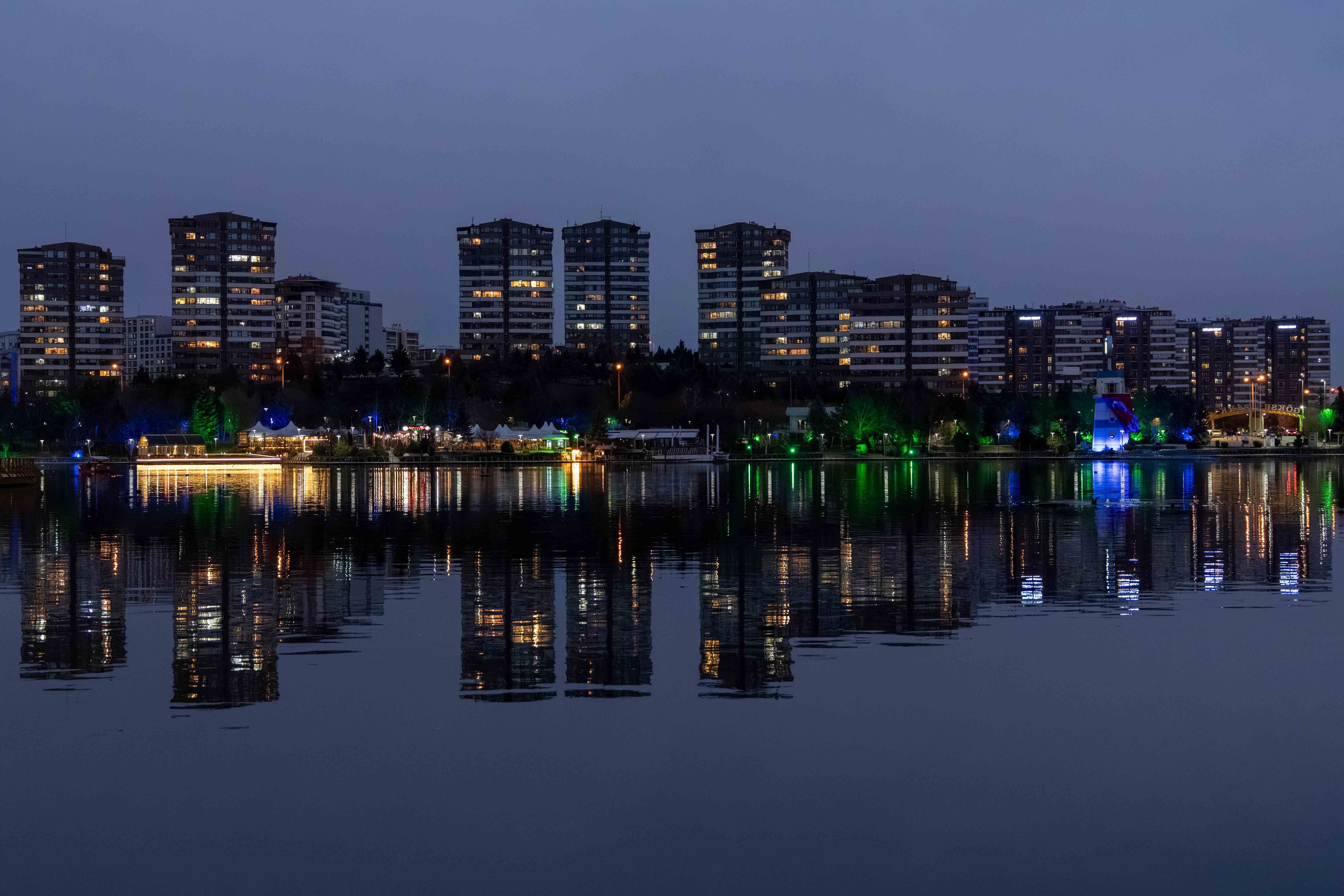 Urban Skyline Reflection at Twilight · Free Stock Photo