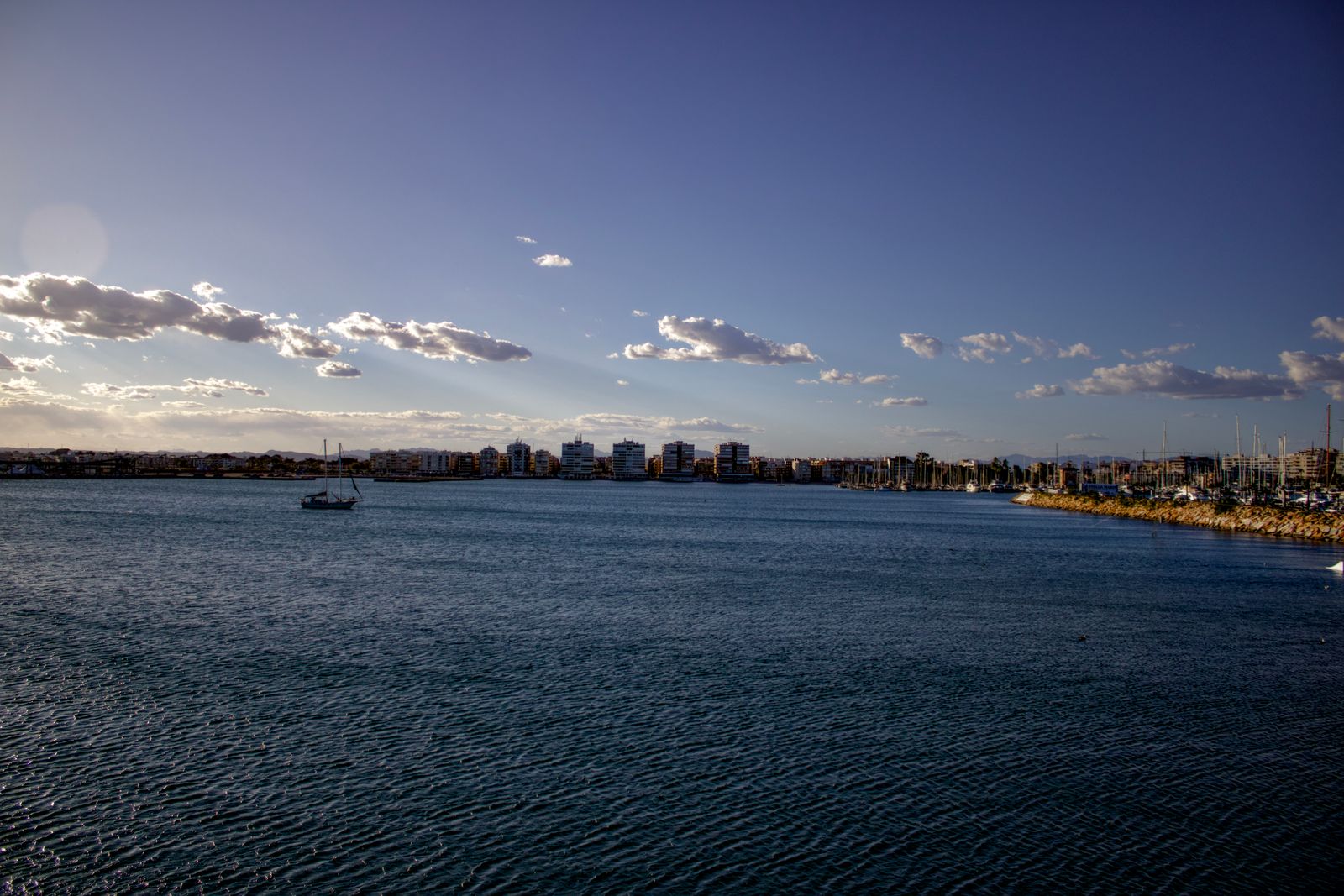 Blick über das Mittelmeer auf Torreviejas Küstenlinie und Hafen