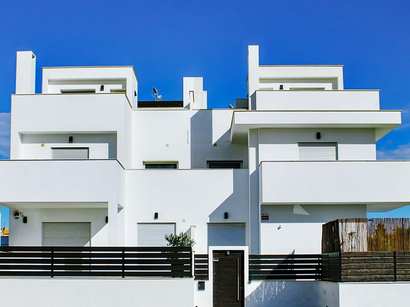 Immeuble neuf blanc à Benimaclet
