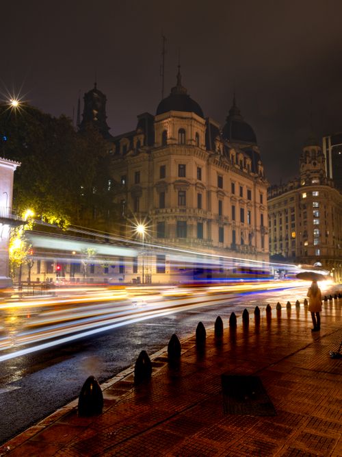 Free Dynamic night view of Buenos Aires with light trails and historic architecture, creating a vibrant urban atmosphere. Stock Photo
