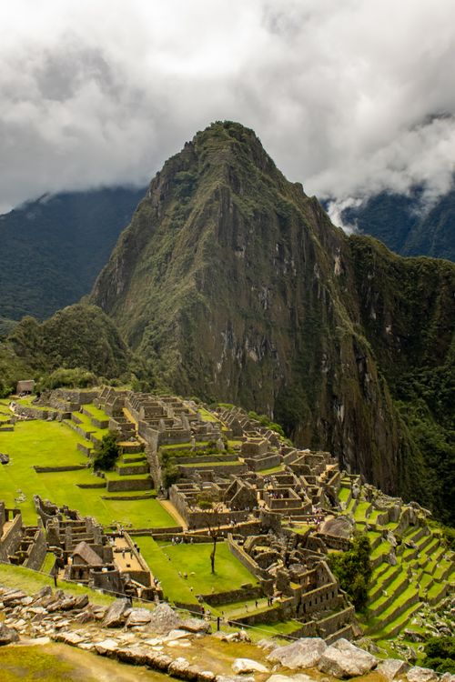 Free Scenic view of Machu Picchu ruins with Huayna Picchu mountain in Peru. Stock Photo