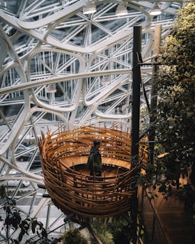 通过这座令人惊叹的室内中庭设计，可以探索现代建筑与自然的独特融合