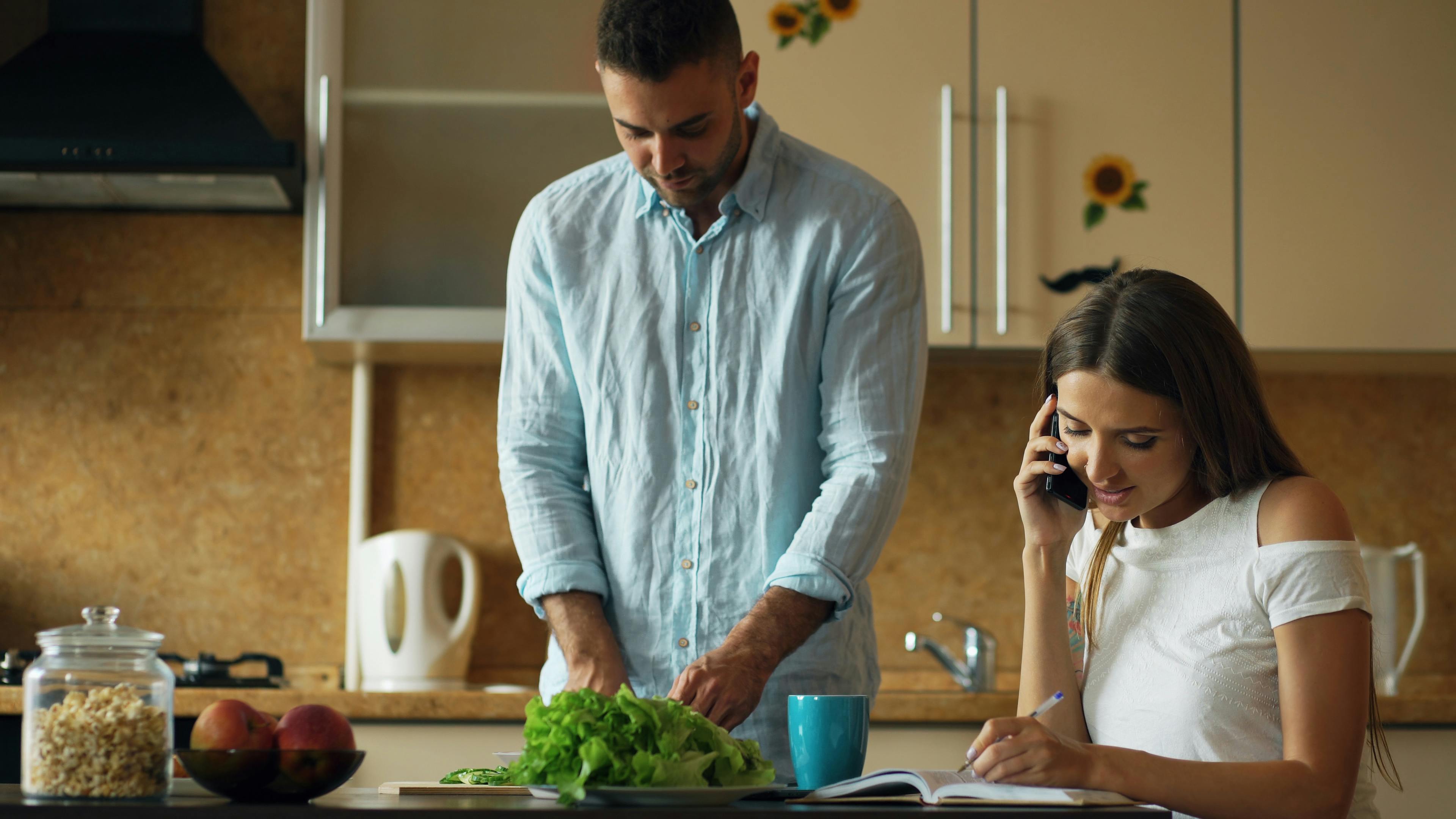 Don’t Stress About Cooking — You Can Leave It to the Pros With Our Favorite Meal Delivery Services — Photo by Vitaly Gariev o