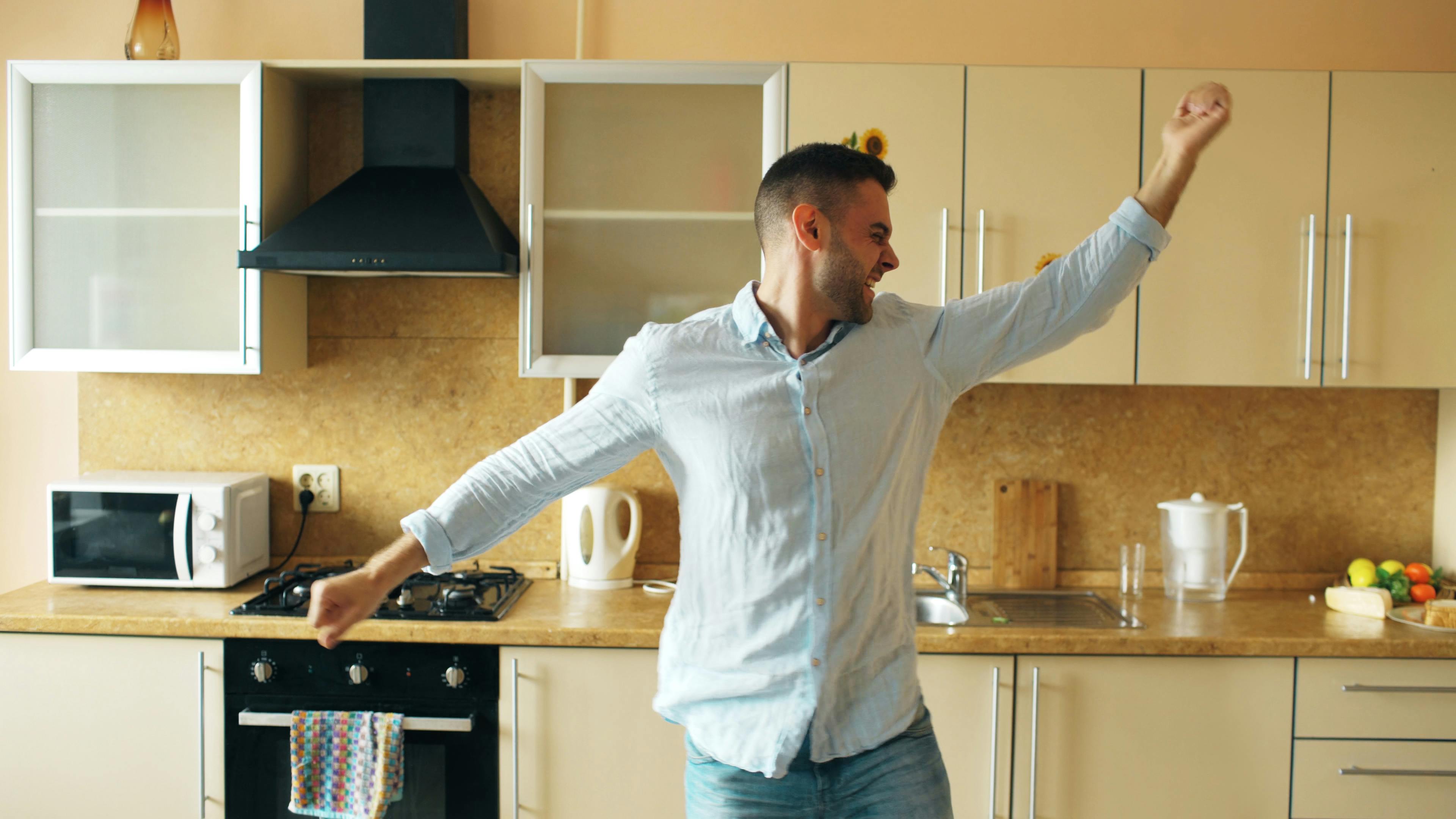 DANIEL NEMAN COLUMN: Kitchen hacks that actually work, mostly — Photo by Vitaly Gariev on Pexels
