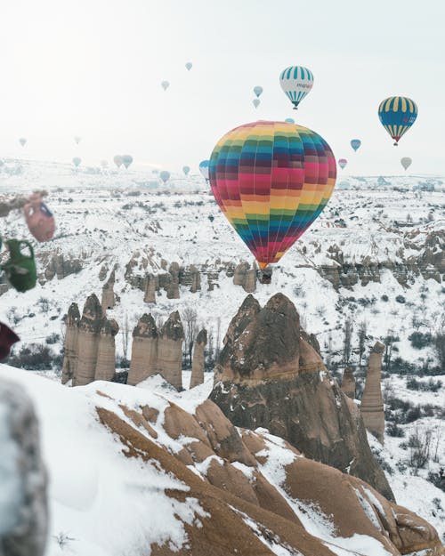Balões De Ar Quente Sobre A Montanha Coberta De Neve