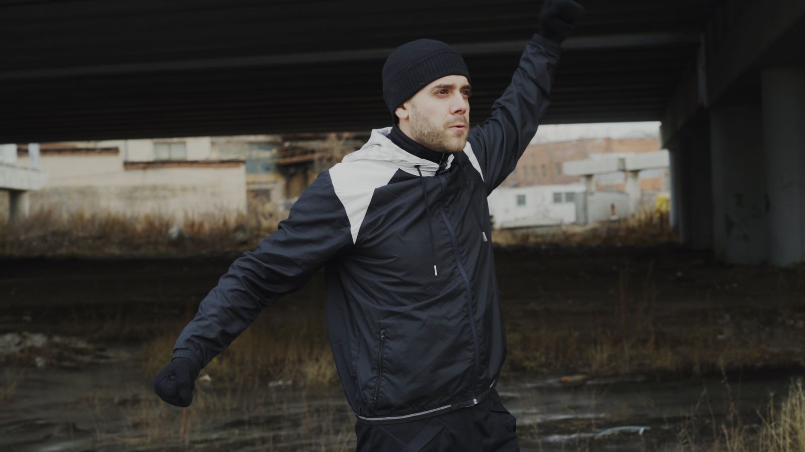 Runner warming up in a lightweight woven shell — photo by Vitaly Gariev on Pexels