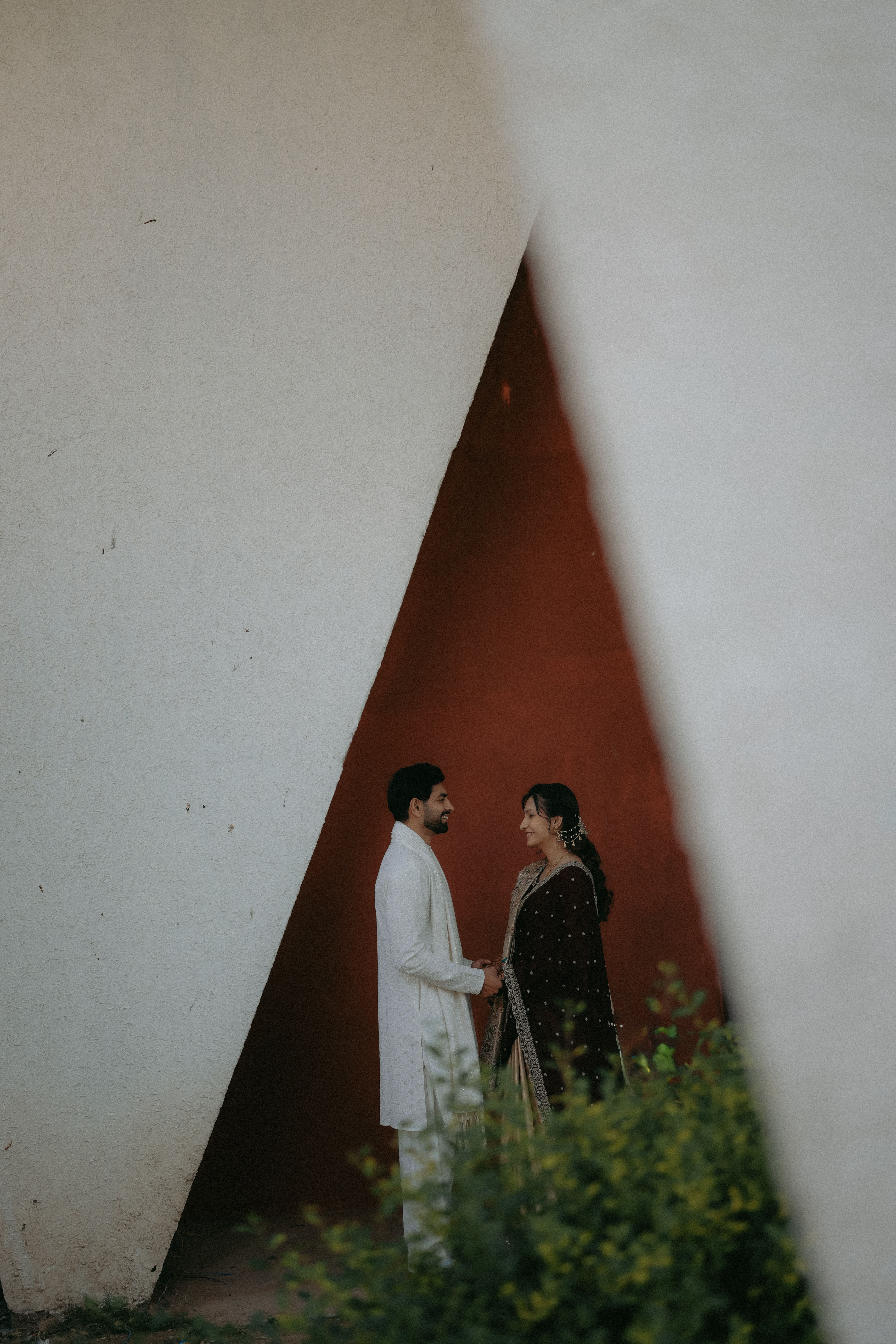 Romantic Couple in Scenic Modern Architectural Setting · Free Stock Photo