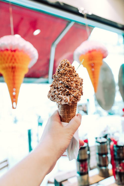 dondurma külahı, el, lezzetli içeren Ücretsiz stok fotoğraf