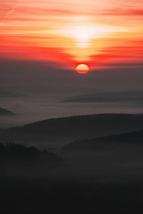 Photos gratuites de brouillard, collines, coucher de soleil