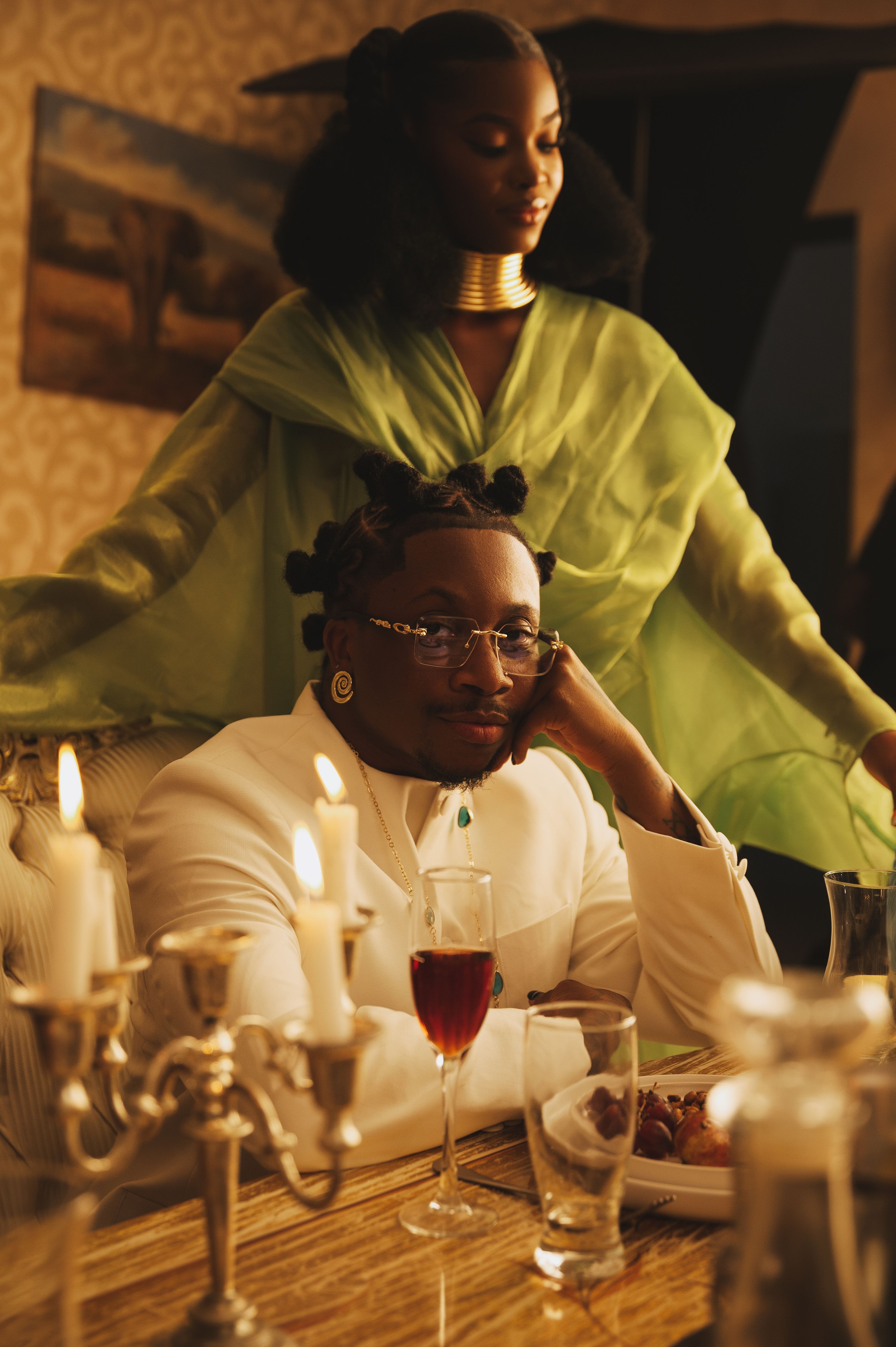 Cena de jantar elegante em Lagos com convidados vestidos de forma estilosa, capturada em iluminação suave.