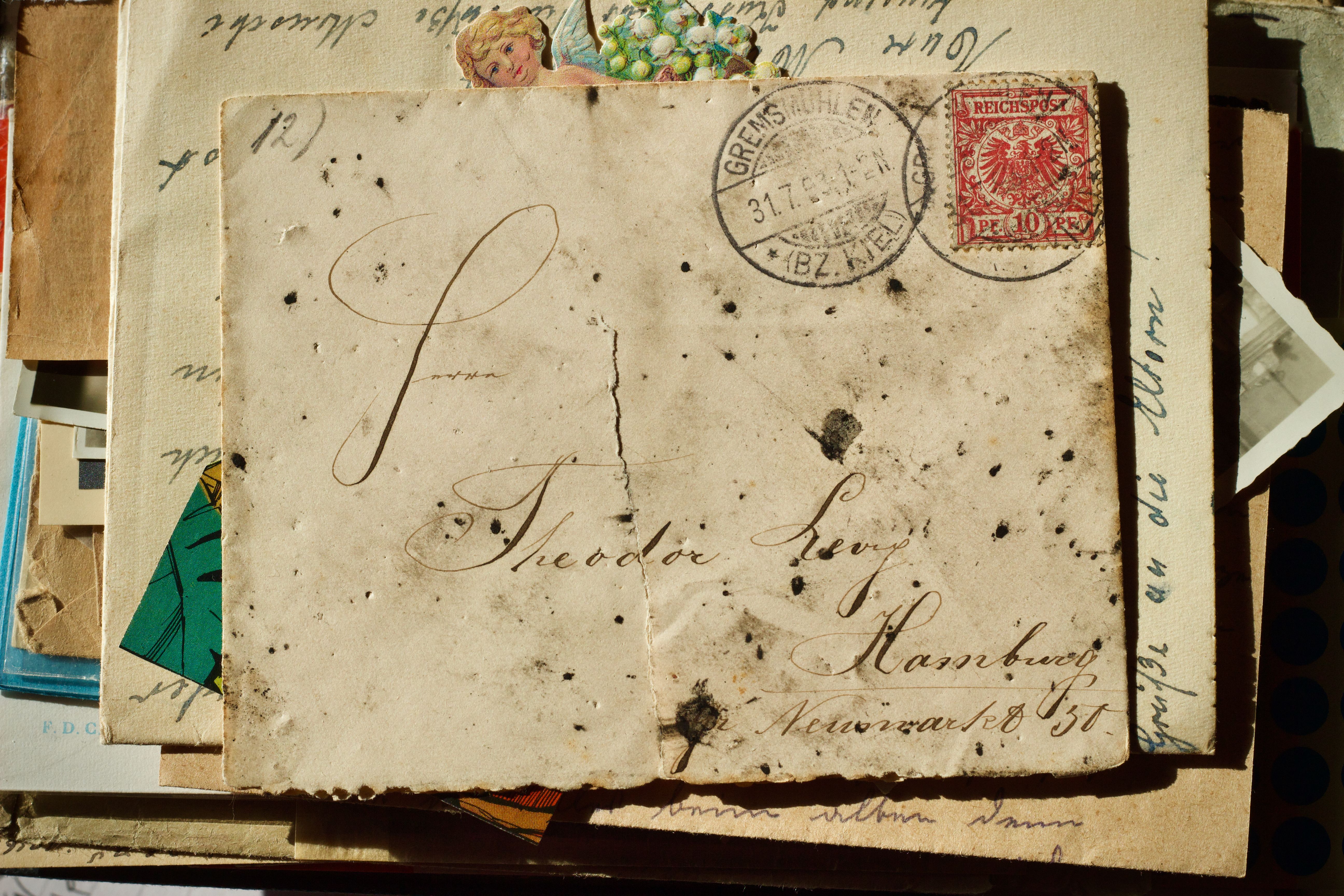 Historische Dokumente und Archive werden sorgfältig bearbeitet