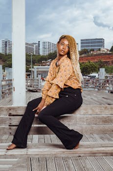 在城市环境中，一位自信的年轻女子坐在木凳上