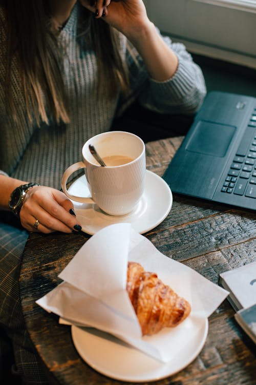 Ilmainen kuvapankkikuva tunnisteilla Aamiainen, cappuccino, croissant