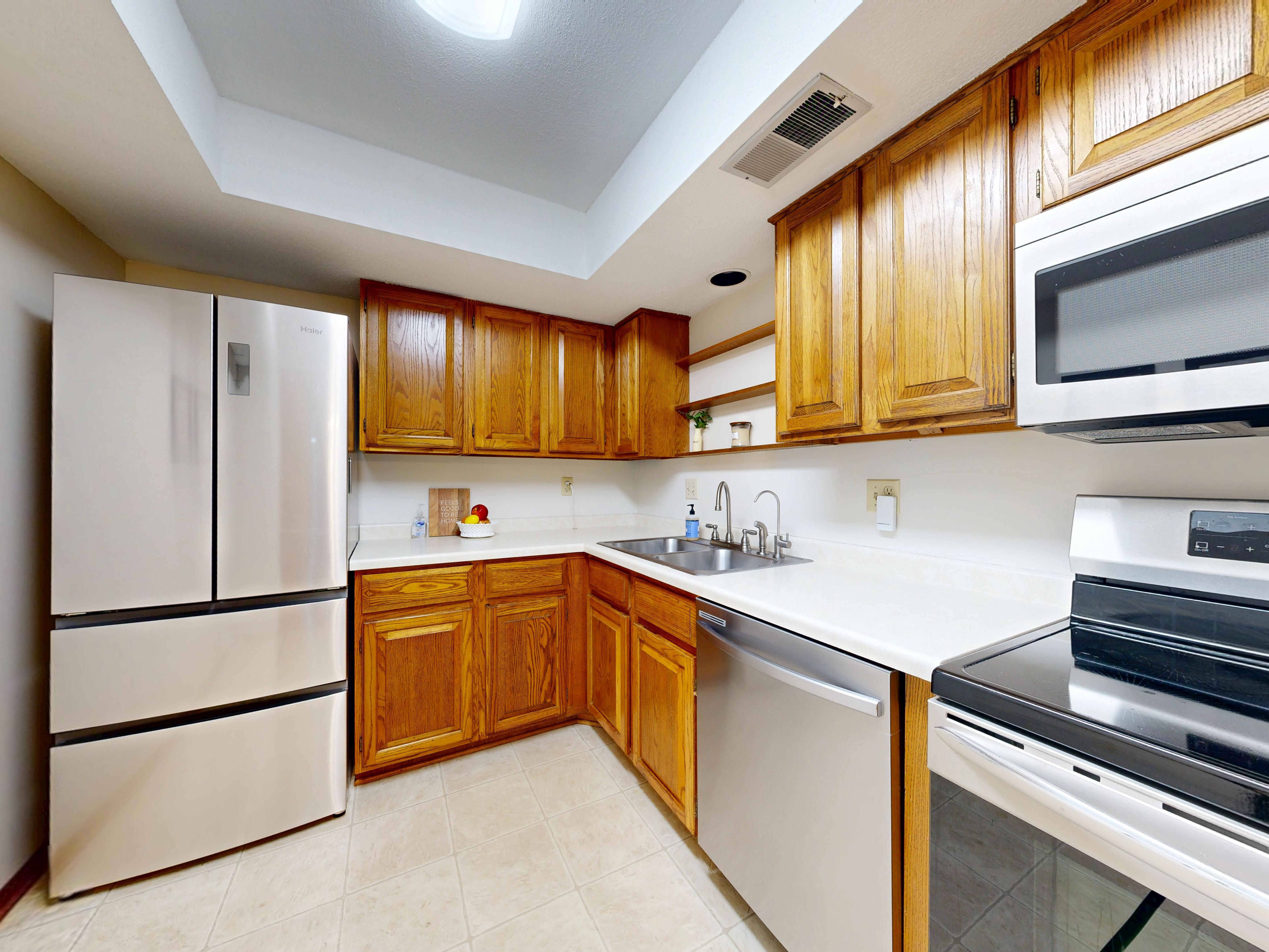 Deri — movers delivering furniture from a van