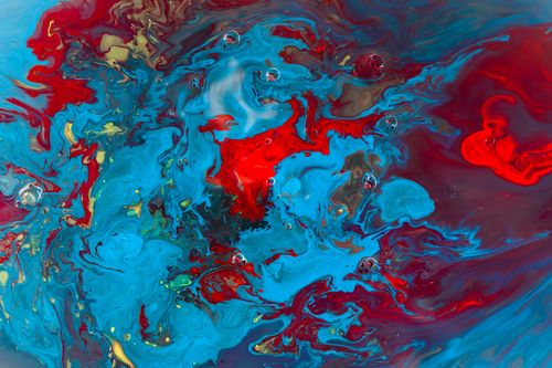 Free A stunning abstract painting featuring swirling red and blue acrylics with mesmerizing fluid patterns. Stock Photo
