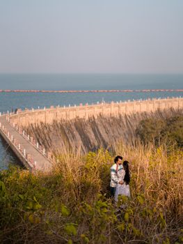 A couple shares a romantic moment by the Indian seashore, surrounded by nature and the ocean. - Fotografer Sidoarjo