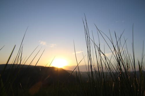 Foto stok gratis gunung, langit biru, matahari terbenam